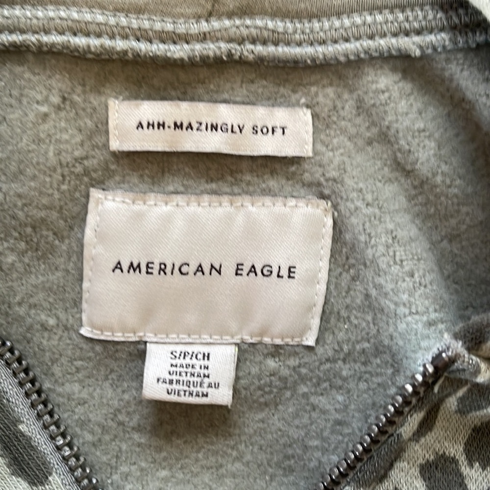 AMERICAN EAGLE khaki green animal print cropped hoodie. Oversized - Picture 6 of 8